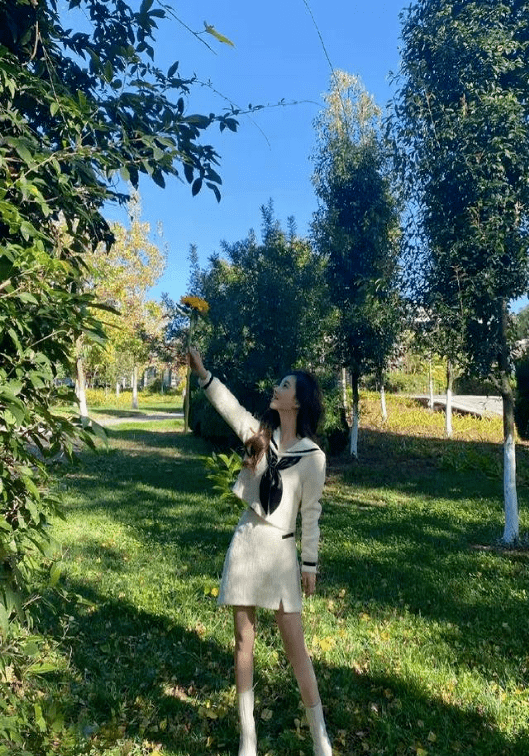 冯提莫娃娃领连衣裙搭配双马尾,越看越美