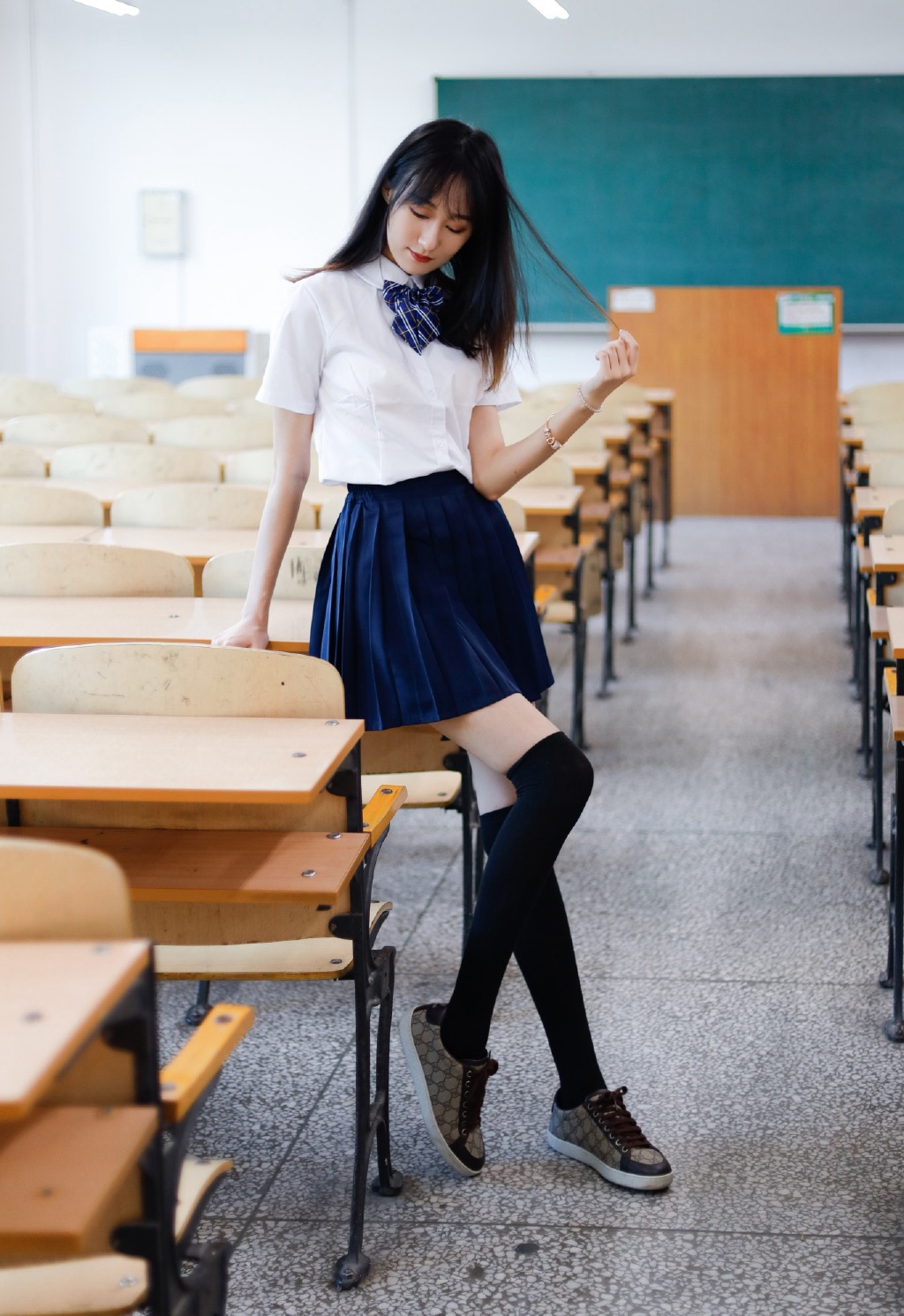 穿JK制服诱惑的漂亮美女长袜美腿写真图片