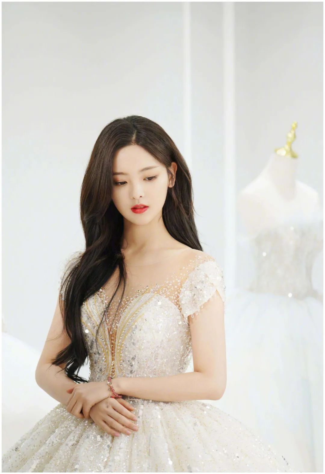 杨超越穿白裙大秀香肩！性感俏丽美不可挡