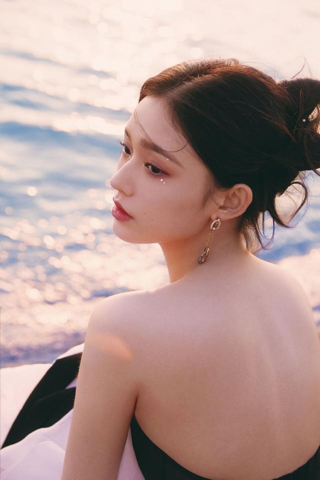 林允金鸡奖闭幕式红毯造型穿抹胸纱裙又纯又欲，被惊艳到了