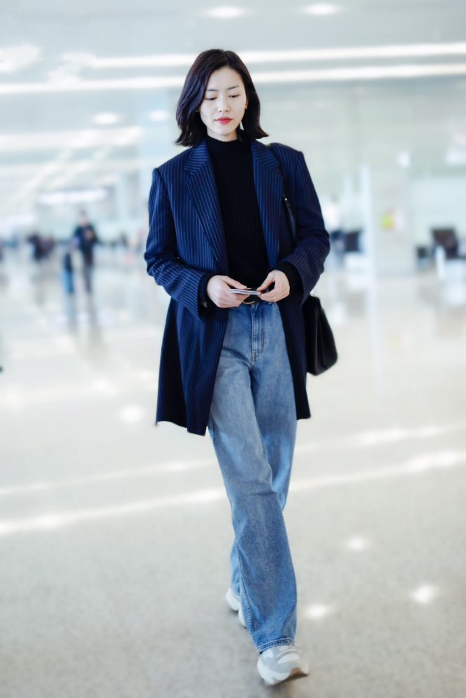 刘雯用基础款简单穿出的时尚感，普通人模仿不来