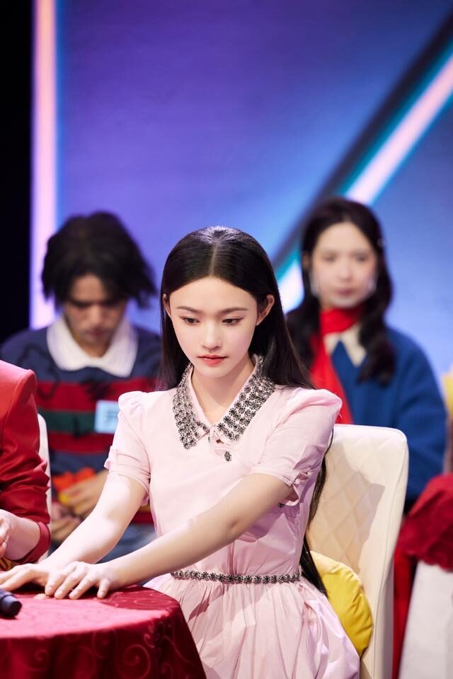 林允穿粉裙打扮似邻家女,清纯甜美好养眼