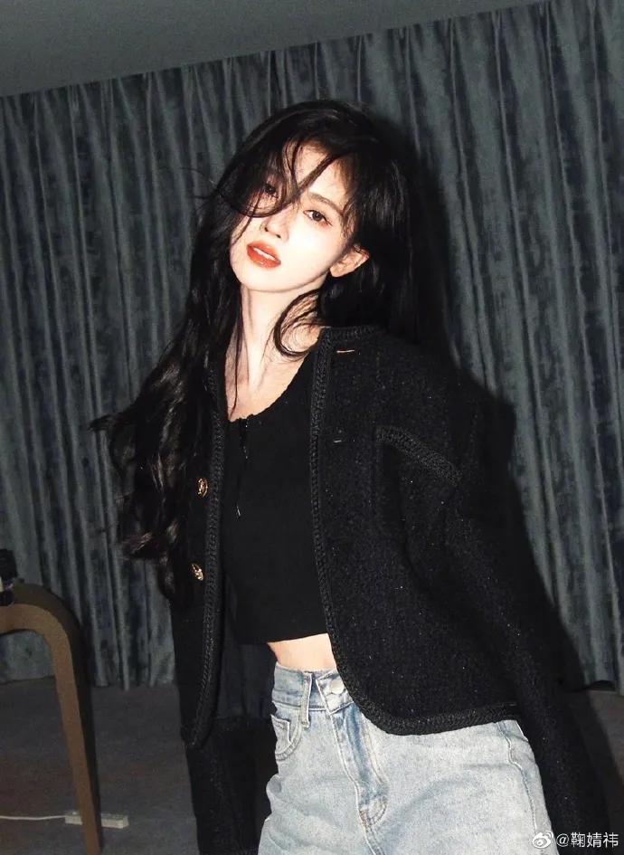 鞠婧祎最新写真露出小肚脐！复古港风甜酷十足