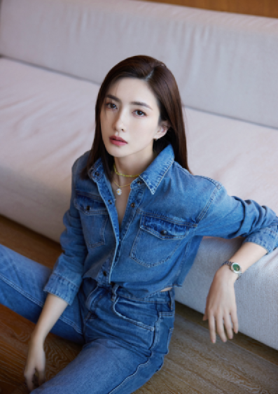 江疏影棕色长发利落洒脱，穿牛仔装显好身材