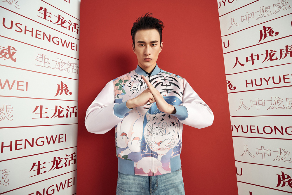 03 低调酷感夜光茄克.jpeg 艺术展中演绎虎年穿搭 劲霸男装文化性诠释中国茄克