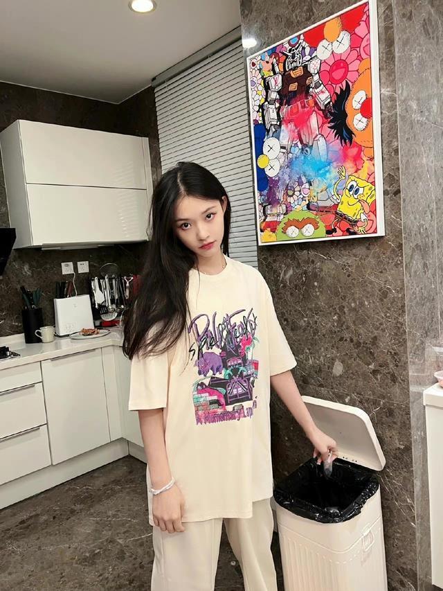 林允简单T恤搭配阔腿裤温柔舒适,简约新颖配色方案成亮点