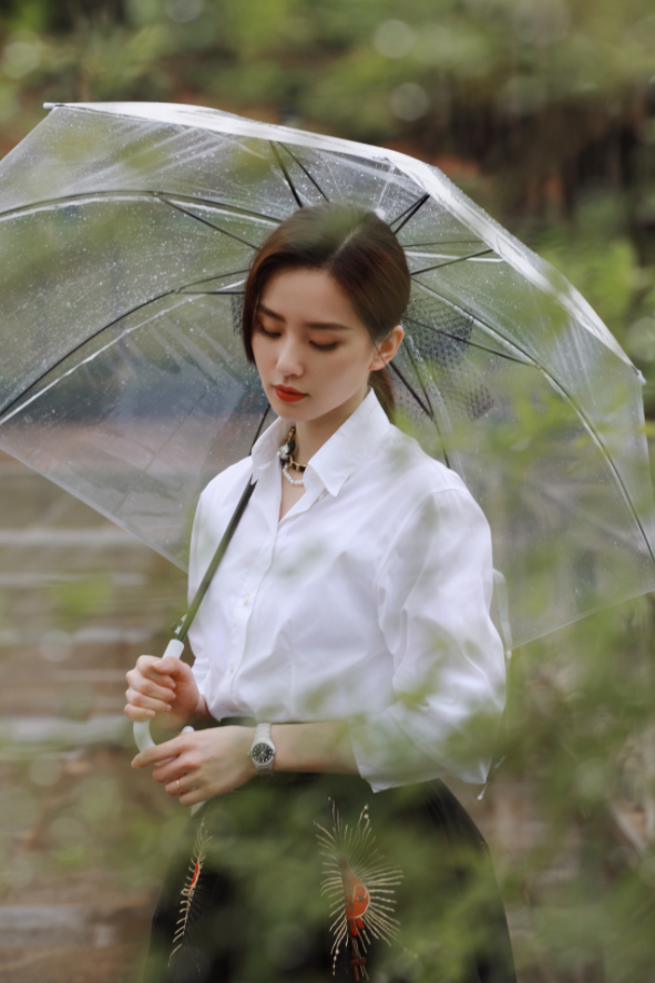 刘诗诗穿粉色长裙芭蕉树下拍照，耳环超大超惹眼