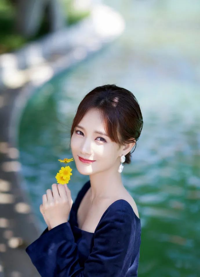 李一桐复古连衣裙造型太美丽!方领秀精致锁骨笑容比花还灿烂