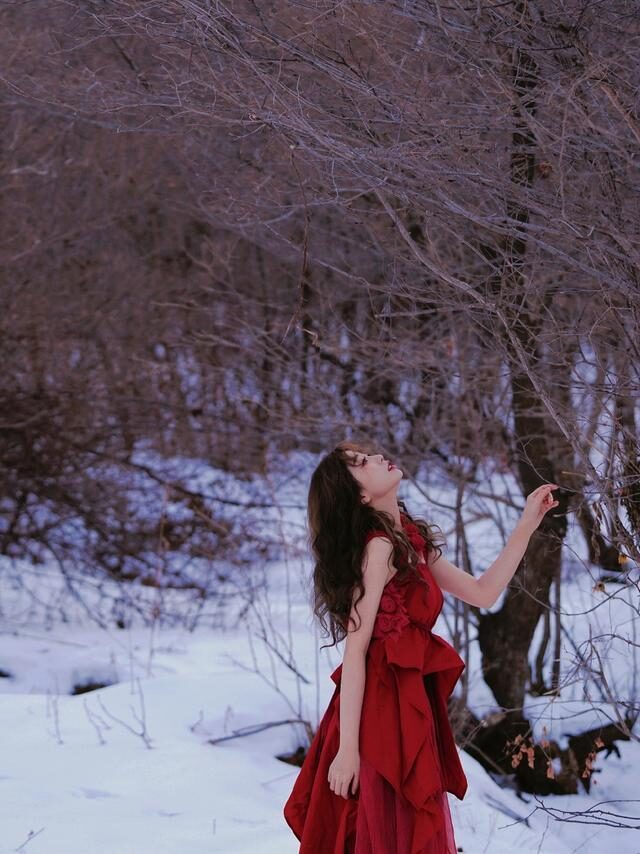 虞书欣大雪地里穿吊带裙扮“在逃公主”,真是不怕冷