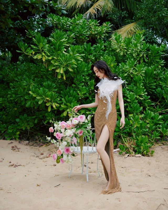 杨幂穿高叉裙硬是凹出大姐大气场,双腿又细又长