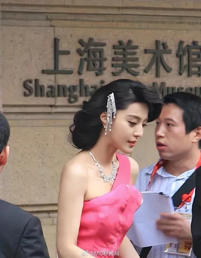 范冰冰穿粉色斜肩长裙超妩媚！身材火辣性感美艳 时尚 第2张