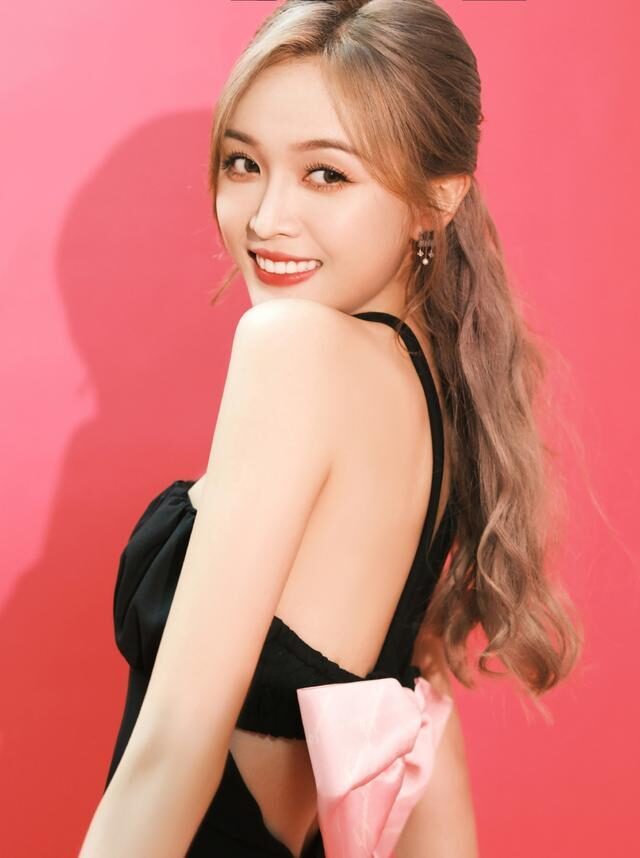 吴宣仪小黑裙打扮纯欲风满分,身材性感让人羡慕