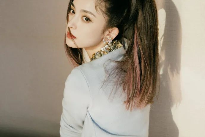 古力娜扎穿浅蓝色套装优雅知性,双马尾造型精致迷人