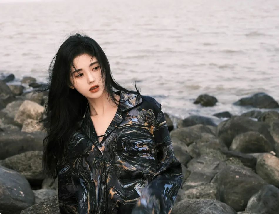 鞠婧祎冬日写真美得让人窒息！妆容精致长腿太惊艳