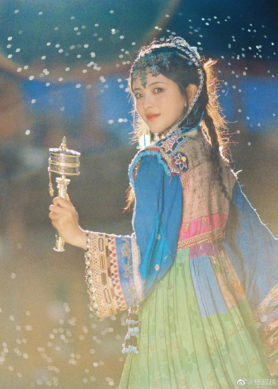 杨超越最新民族风造型超美！异域风情装扮太惊艳