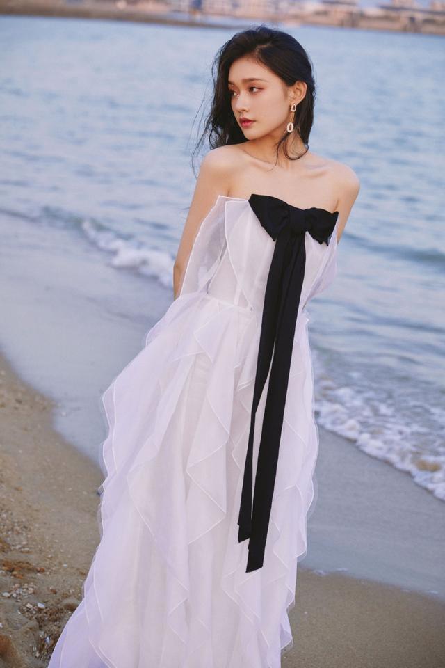 林允金鸡奖闭幕式红毯造型穿抹胸纱裙又纯又欲，被惊艳到了