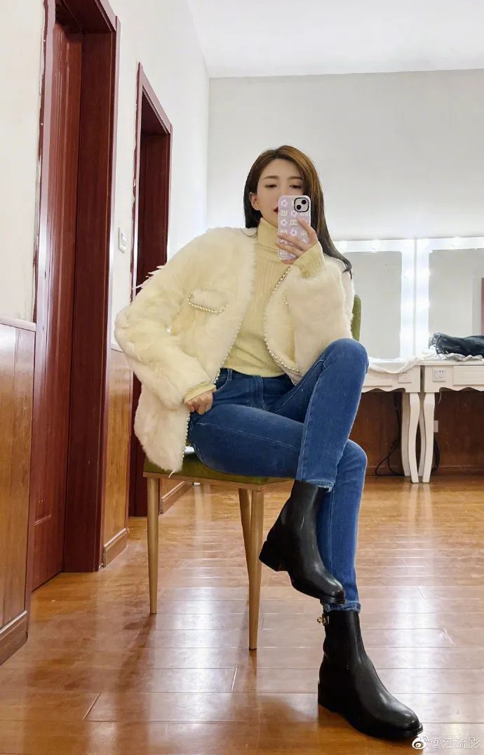 江疏影晒出靓丽美图！大长腿优雅性感