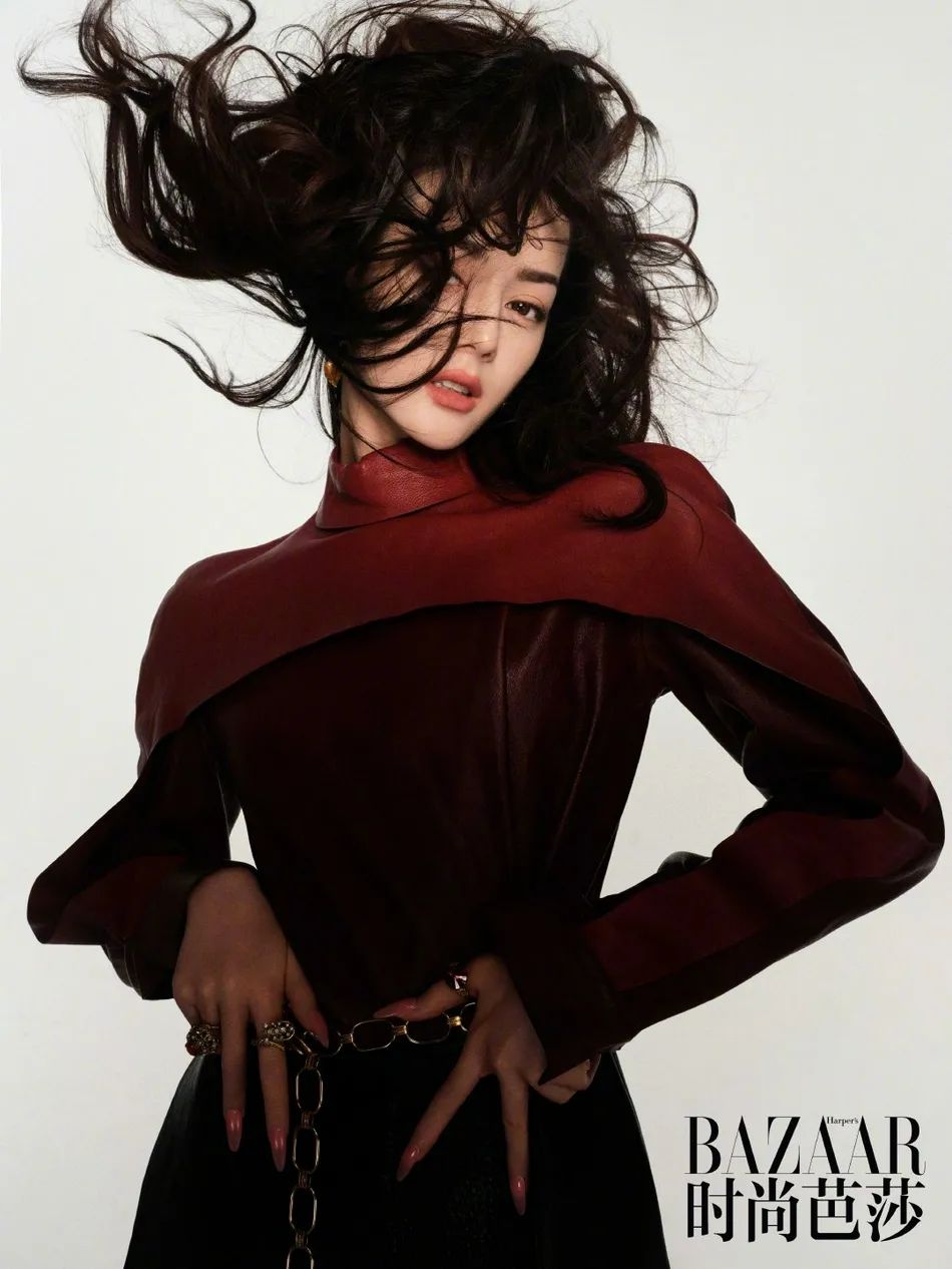 迪丽热巴冬日靓丽写真!雪肤玉貌太性感明艳