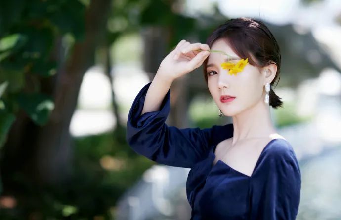 李一桐复古连衣裙造型太美丽!方领秀精致锁骨笑容比花还灿烂