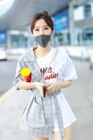 冯提莫穿背心裙花园拍写真,五官精致笑容甜美