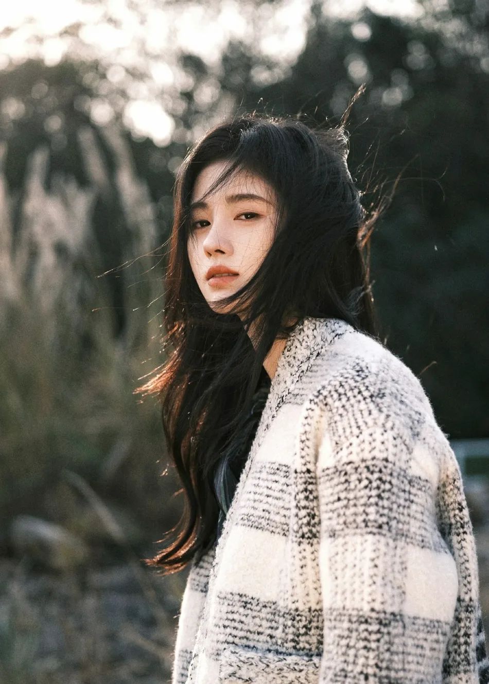 鞠婧祎冬日写真美得让人窒息！妆容精致长腿太惊艳