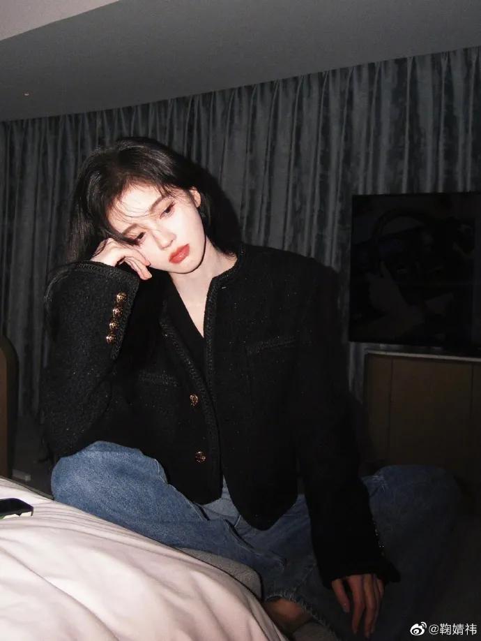 鞠婧祎最新写真露出小肚脐！复古港风甜酷十足