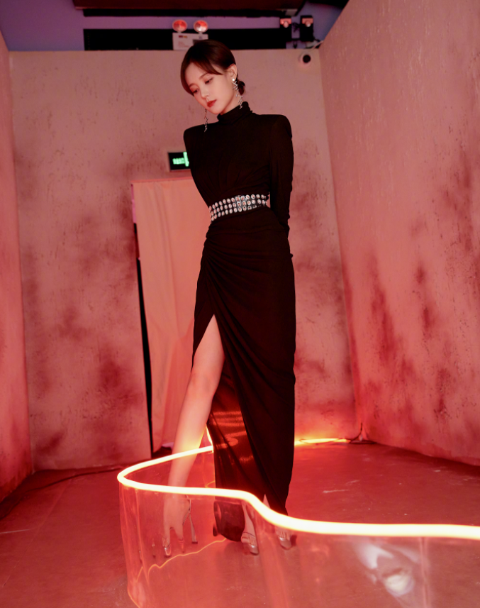李一桐晒红衣美照，一袭长裙宛如画中美人 时尚 第6张
