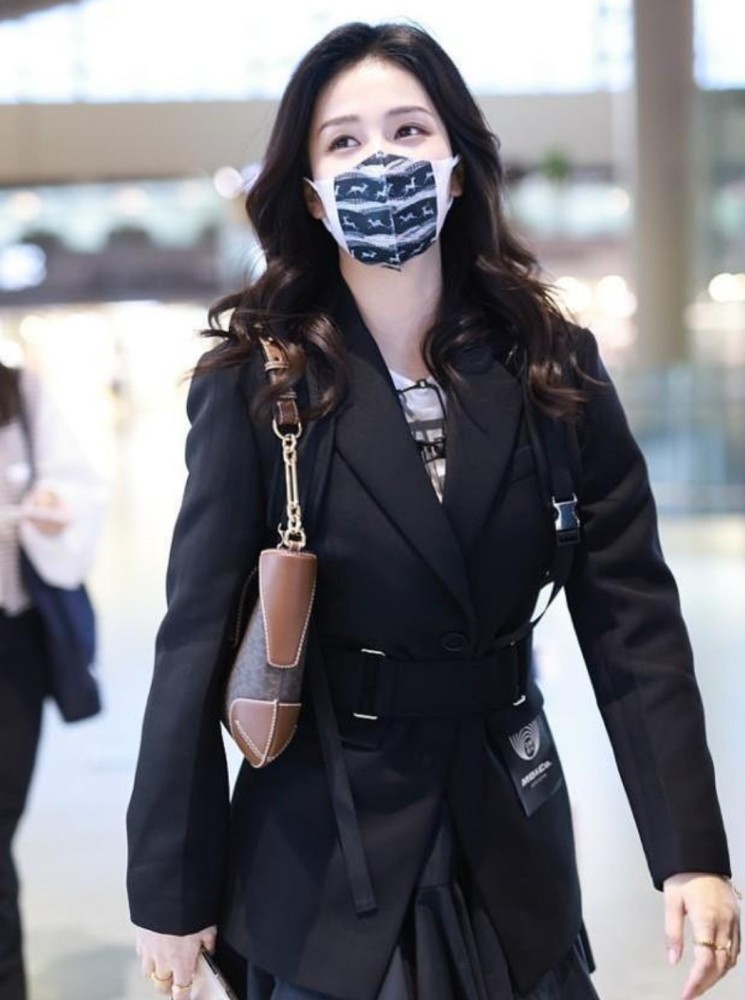 白鹿机场街拍:上身御姐西装配下身萌妹短裙,太会穿了