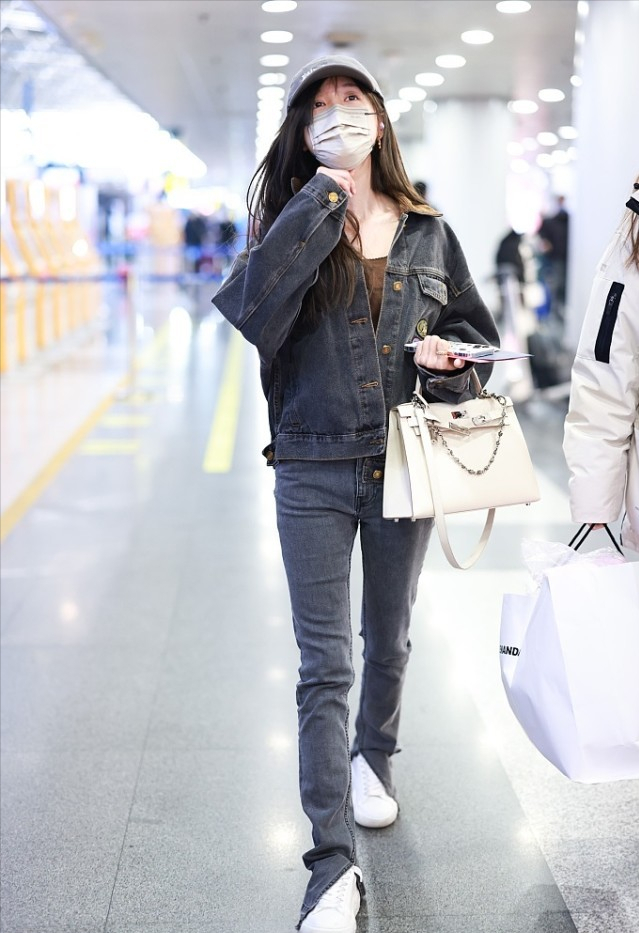 吴宣仪街拍包包太有特色，手挎贵妇包贵气十足