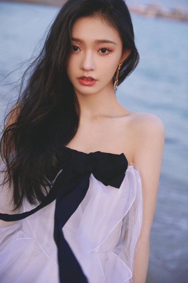 林允金鸡奖闭幕式红毯造型穿抹胸纱裙又纯又欲，被惊艳到了