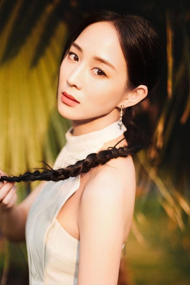 张钧甯穿拼接裙出席电影节，穿出了优雅时尚感