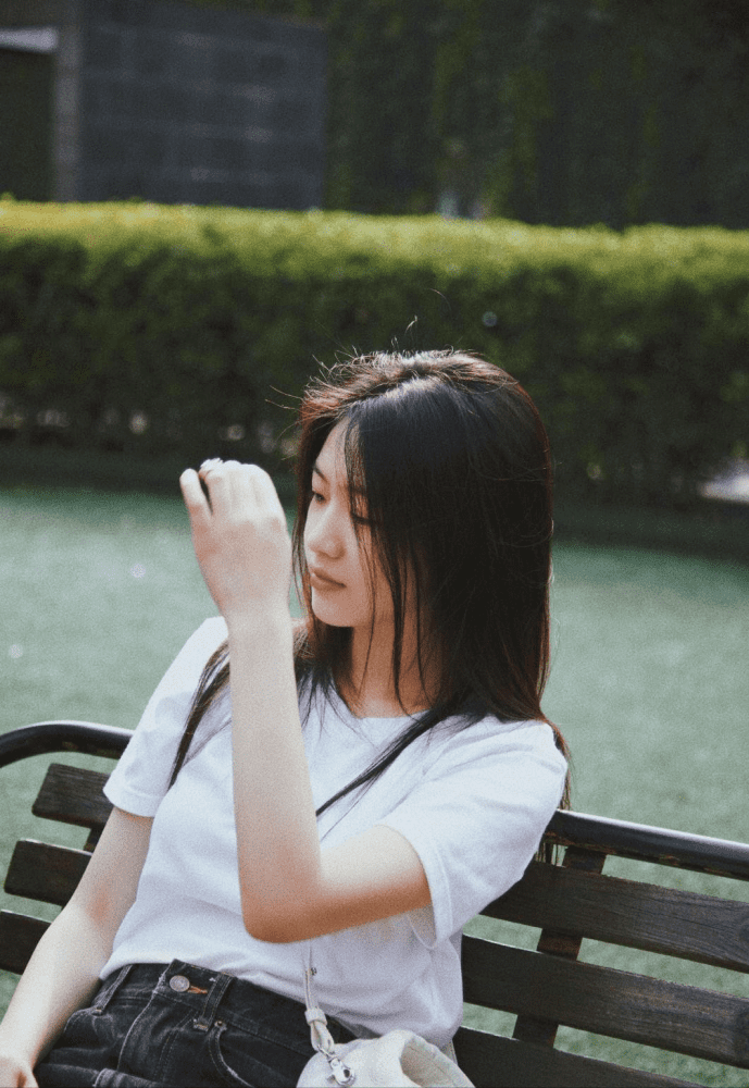 向涵之穿衬衫配百褶裙,青春魅力十足