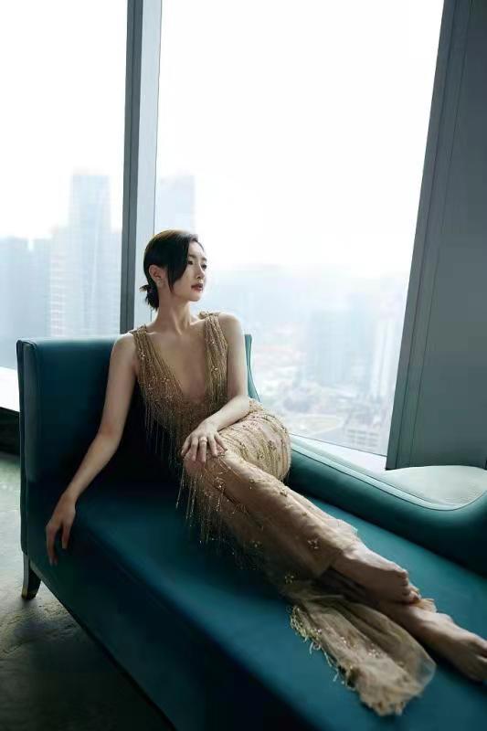 江疏影金色深V礼服性感撩人，亭亭玉立太美丽