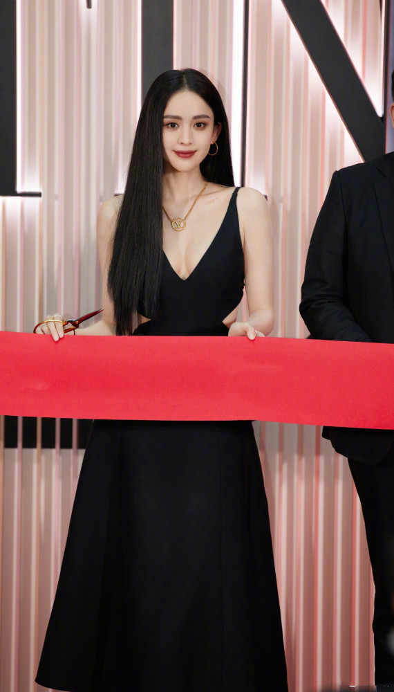 古力娜扎穿裹胸吊带长裙,穿出了优雅造型感