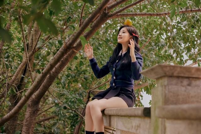 赵露思学院风打扮又纯又欲,“肉感腿”成优势