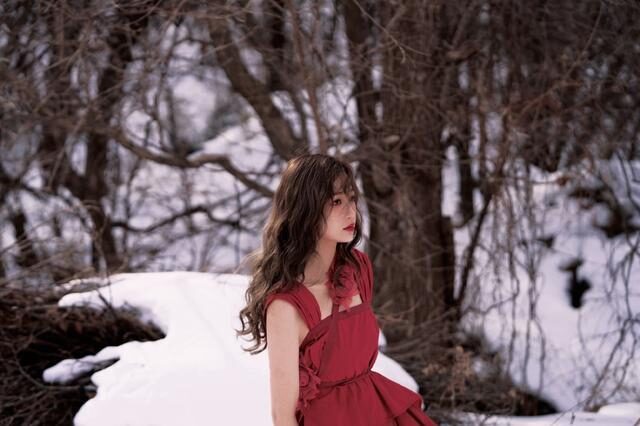 虞书欣大雪地里穿吊带裙扮“在逃公主”,真是不怕冷