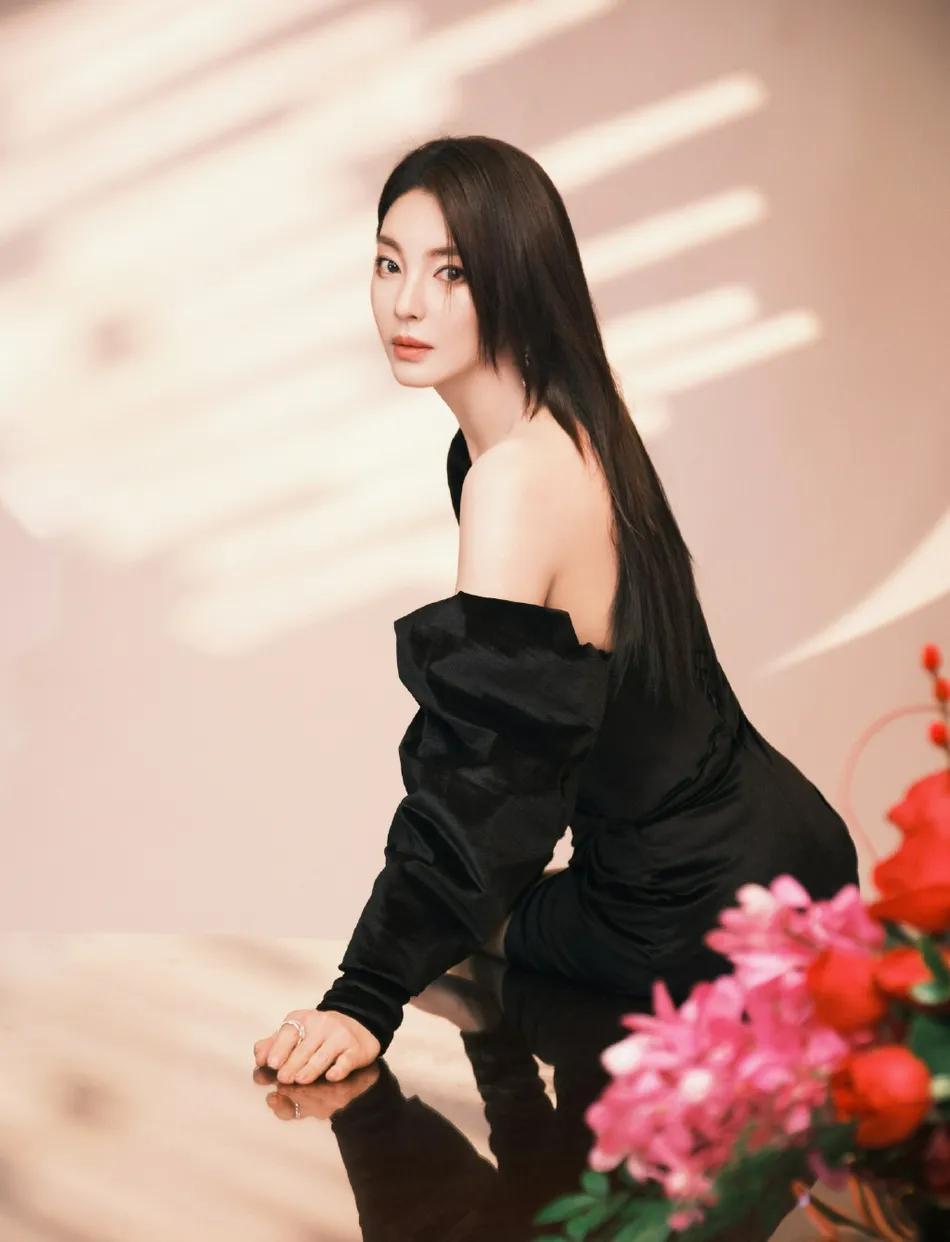 张雨绮穿黑色高开衩礼服超美！魔鬼身材性感火辣