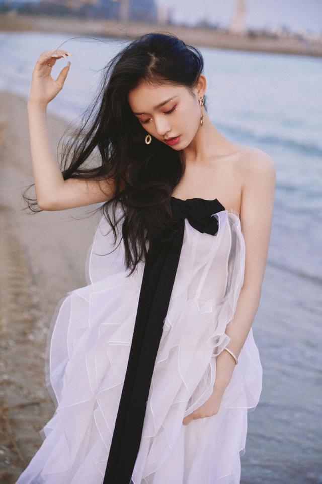 林允金鸡奖闭幕式红毯造型穿抹胸纱裙又纯又欲，被惊艳到了