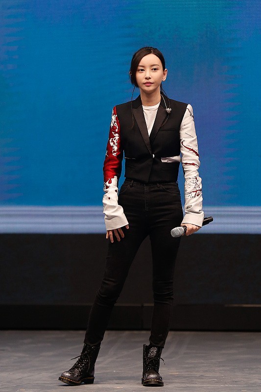 于文文穿“扇子西装”配长耳坠，高级超酷飒太迷人 时尚 第9张