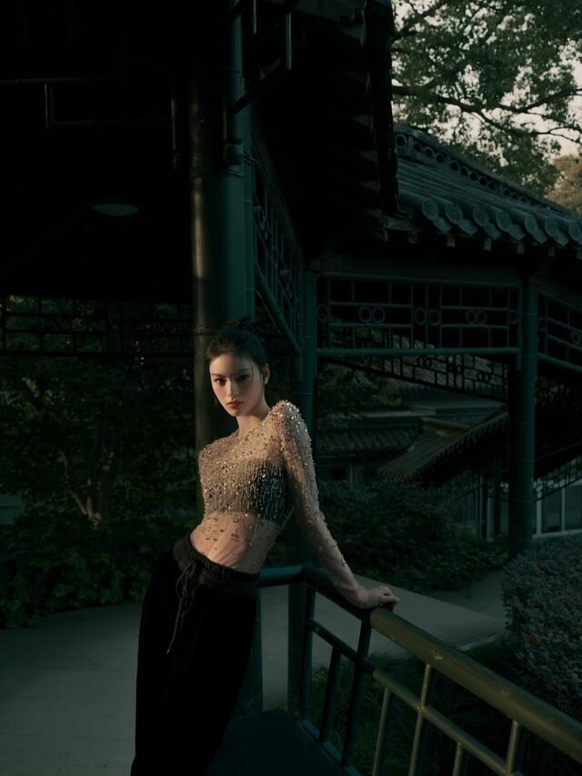 99年邱天透视装出席活动,高挑自信太有气质