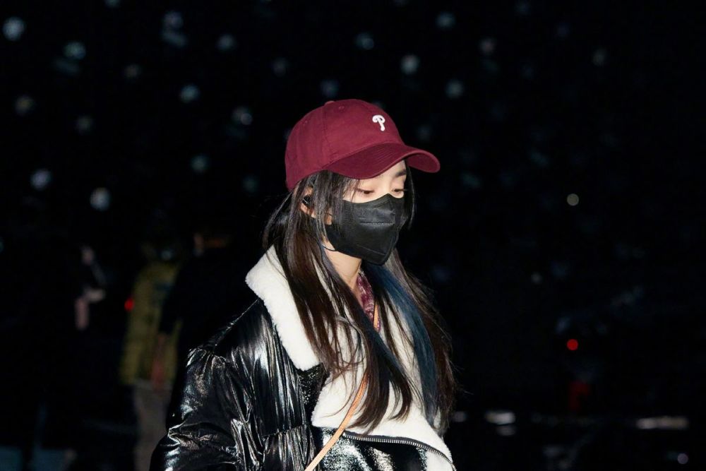 杨幂跨年穿搭彩排图曝光，黑色反光羽绒服保暖还好看