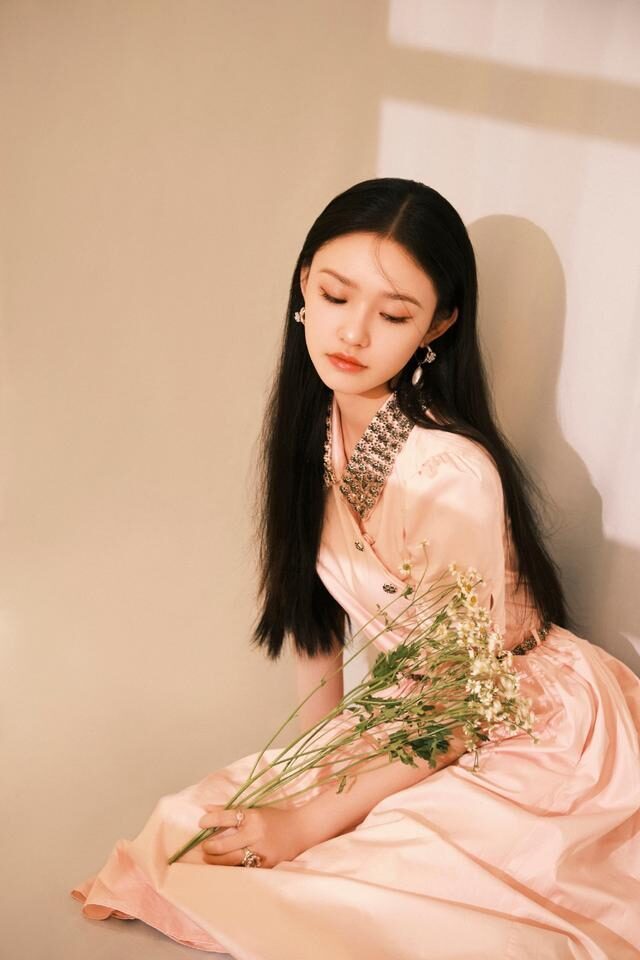 林允穿粉裙打扮似邻家女,清纯甜美好养眼