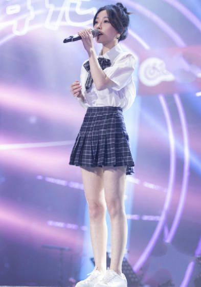 冯提莫穿背心裙花园拍写真,五官精致笑容甜美