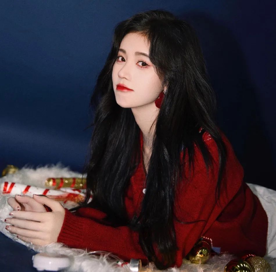 鞠婧祎穿红色毛衣超甜美！烈焰红唇明媚动人