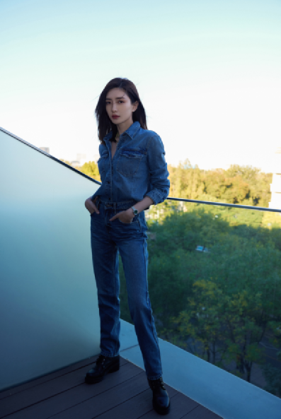 江疏影棕色长发利落洒脱，穿牛仔装显好身材