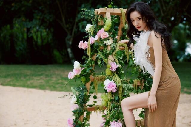 杨幂穿高叉裙硬是凹出大姐大气场,双腿又细又长