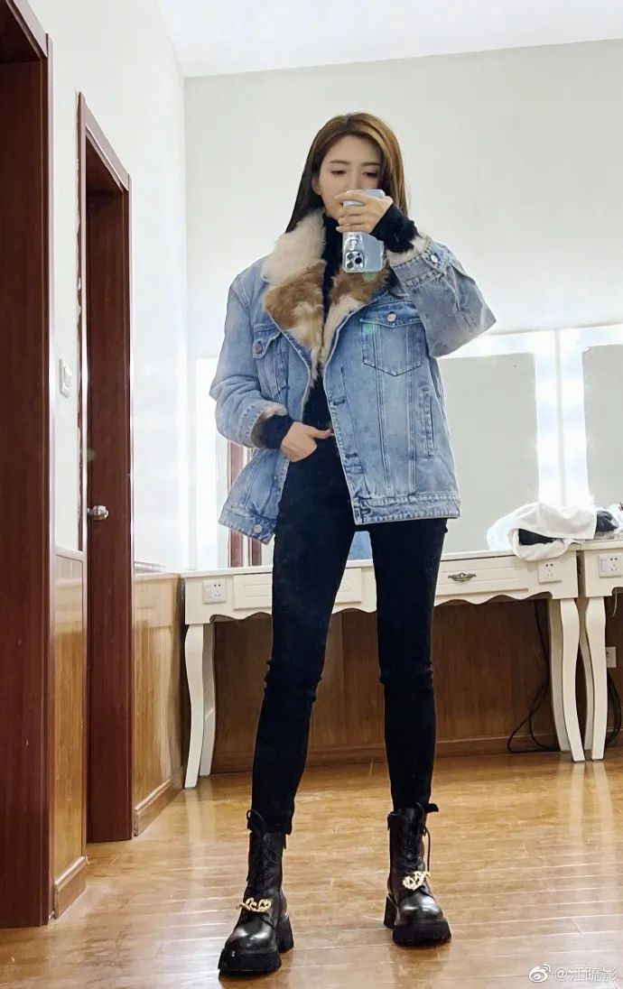 江疏影晒出靓丽美图！大长腿优雅性感