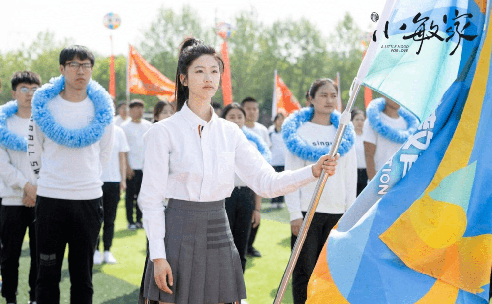 向涵之穿衬衫配百褶裙,青春魅力十足