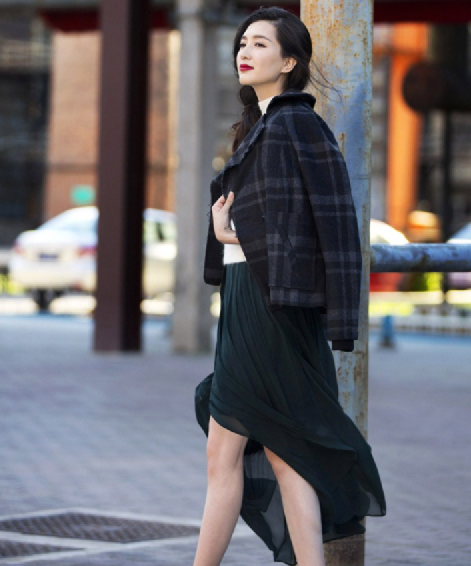 江疏影棕色长发利落洒脱，穿牛仔装显好身材