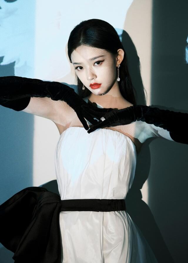 林允“赫本造型”出席活动，穿抹胸裙戴长手套气质优雅